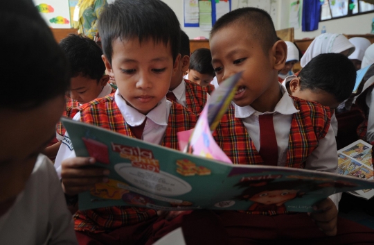 Keceriaan murid SD di Banten terima buku bantuan