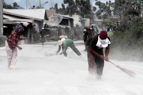 Di tengah erupsi Sinabung, warga Karo tetap beraktivitas