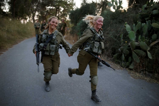 Gaya kemiliteran para tentara wanita Israel saat latihan