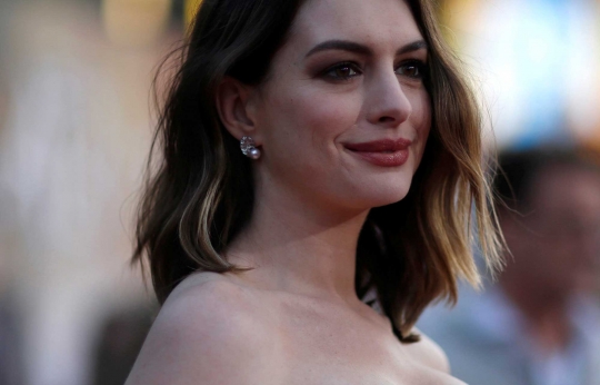 Seksinya Anne Hathaway berpose di El Capitan