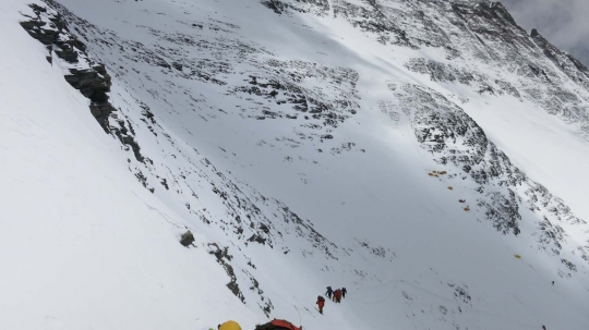 Melihat lebih dekat perjuangan pendaki taklukkan Gunung Everest