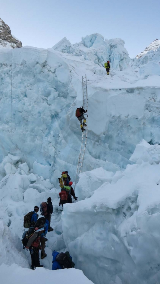 Melihat lebih dekat perjuangan pendaki taklukkan Gunung Everest