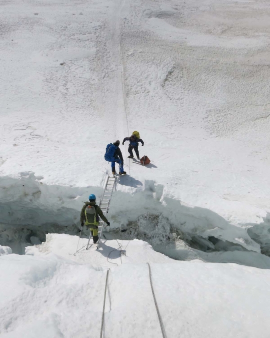 Melihat lebih dekat perjuangan pendaki taklukkan Gunung Everest