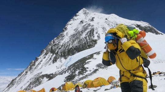 Melihat lebih dekat perjuangan pendaki taklukkan Gunung Everest