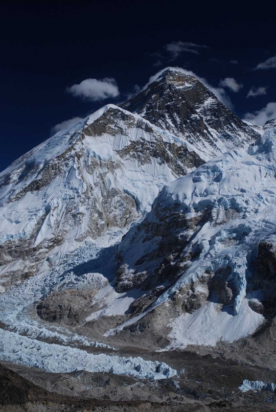 Melihat lebih dekat perjuangan pendaki taklukkan Gunung Everest