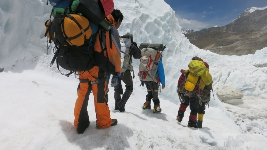Melihat lebih dekat perjuangan pendaki taklukkan Gunung Everest
