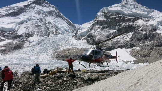 Melihat lebih dekat perjuangan pendaki taklukkan Gunung Everest