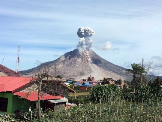 Menyaksikan dahsyatnya semburan awan panas Gunung Sinabung