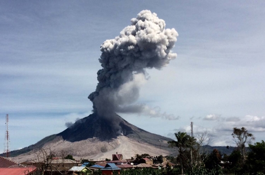 Menyaksikan dahsyatnya semburan awan panas Gunung Sinabung