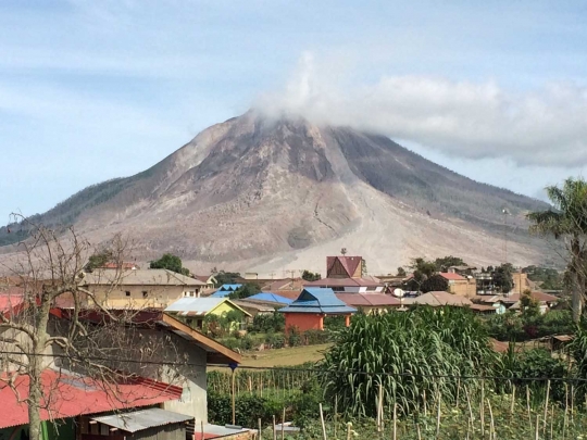 Menyaksikan dahsyatnya semburan awan panas Gunung Sinabung