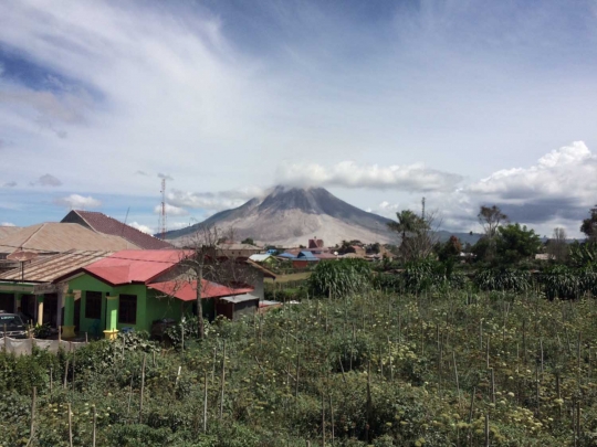 Menyaksikan dahsyatnya semburan awan panas Gunung Sinabung