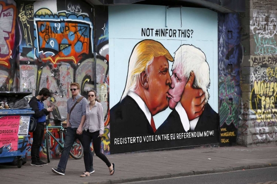 Mural nyelekit Donald Trump cium mesra Boris Johnson