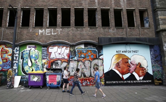 Mural nyelekit Donald Trump cium mesra Boris Johnson