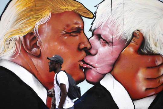 Mural nyelekit Donald Trump cium mesra Boris Johnson