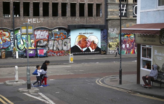 Mural nyelekit Donald Trump cium mesra Boris Johnson