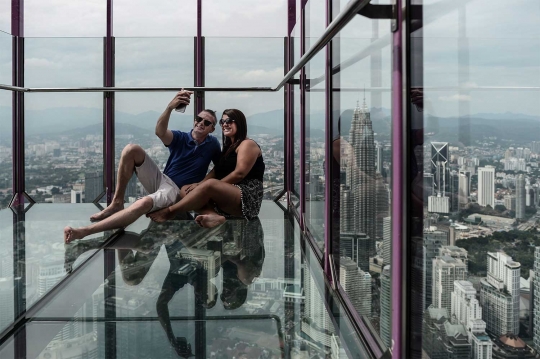 Sensasi menegangkan selfie dalam Sky Box di ketinggian 300 meter