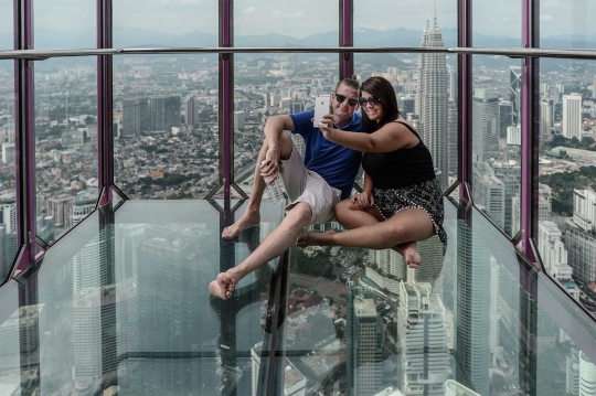 Sensasi menegangkan selfie dalam Sky Box di ketinggian 300 meter