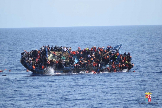Detik-detik menegangkan saat kapal bermuatan penuh imigran tenggelam