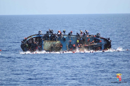 Detik-detik menegangkan saat kapal bermuatan penuh imigran tenggelam