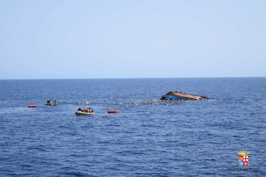 Detik-detik menegangkan saat kapal bermuatan penuh imigran tenggelam