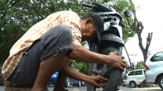 Kisah Aiptu Mustamin, polisi nyambi tukang tambal ban di Makassar