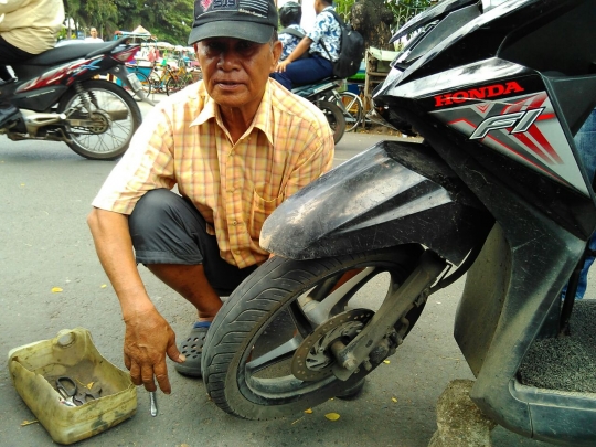 Kisah Aiptu Mustamin, polisi nyambi tukang tambal ban di Makassar