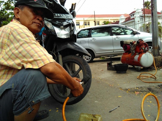 Kisah Aiptu Mustamin, polisi nyambi tukang tambal ban di Makassar