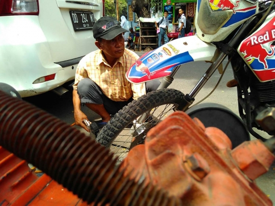 Kisah Aiptu Mustamin, polisi nyambi tukang tambal ban di Makassar