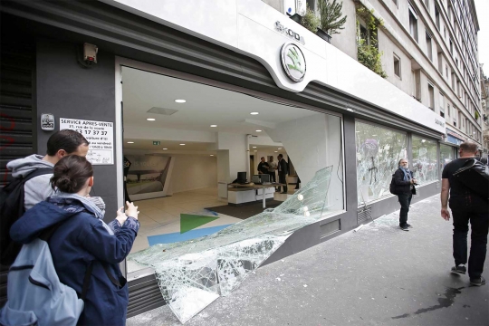 Toko, dealer & bank jadi sasaran pelampiasan kemarahan warga Prancis