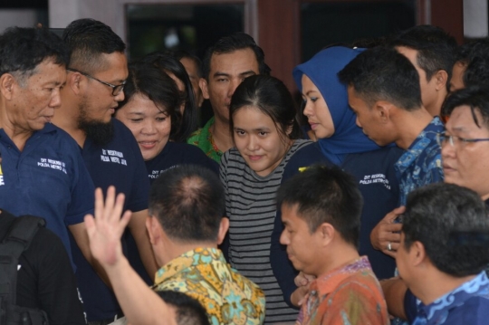 Ekspresi Jessica saat dipindahkan ke Rutan Pondok Bambu