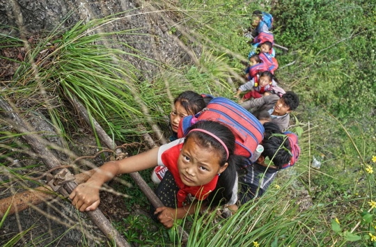 Miris, anak-anak di desa ini wajib panjat tebing demi ke sekolah