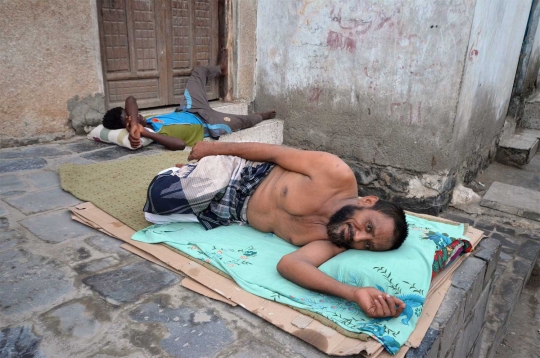 Gelombang panas di Yaman paksa warga bergeletakan di luar