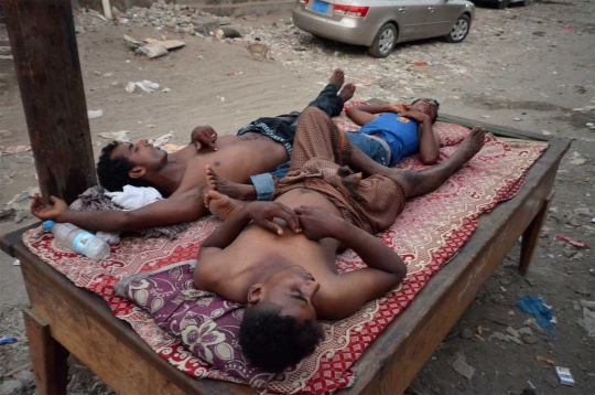 Gelombang panas di Yaman paksa warga bergeletakan di luar