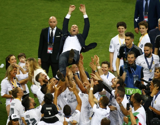 Kemeriahan para pemain Real Madrid angkat trofi Liga Champions