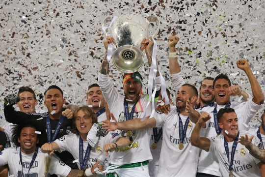 Kemeriahan para pemain Real Madrid angkat trofi Liga Champions