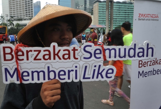 Aksi sosialisasi zakat kepada pengunjung Car Free Day