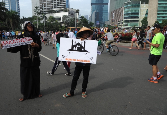 Aksi sosialisasi zakat kepada pengunjung Car Free Day