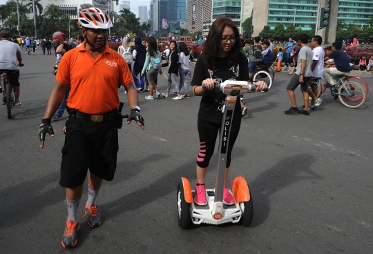 Pengunjung car free day coba kendaraan listrik Segway