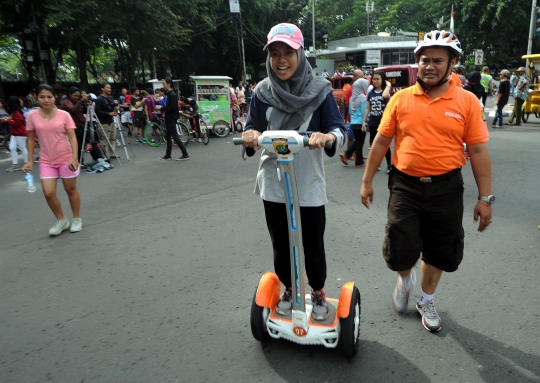 Pengunjung car free day coba kendaraan listrik Segway