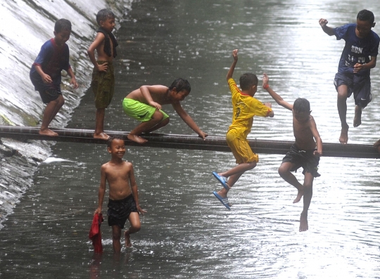 Keceriaan anak-anak bermain di kali bersih Ibu Kota