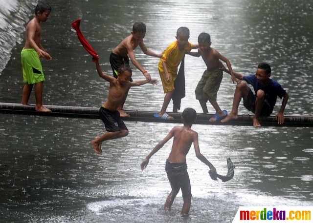 Foto Keceriaan anak anak bermain di kali bersih Ibu Kota 