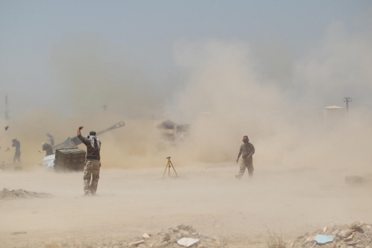 Dahsyatnya serangan meriam pejuang Syiah gempur ISIS di Fallujah