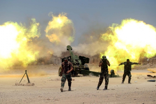 Dahsyatnya serangan meriam pejuang Syiah gempur ISIS di Fallujah