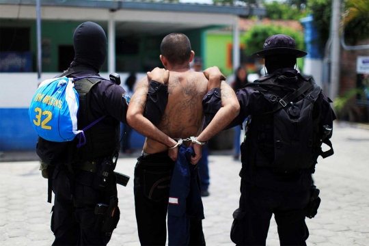 Kepasrahan pentolan geng di El Salvador saat ditangkap aparat
