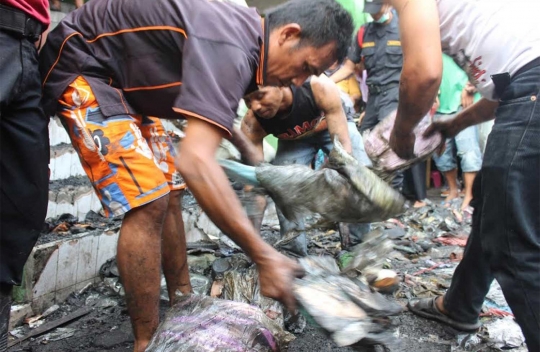 Yang tersisa dalam kebakaran ratusan kios di Pasar Besar Malang