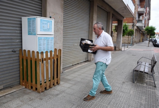 Uniknya 'kulkas solidaritas' untuk orang miskin di Spanyol