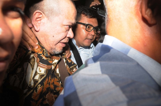 Wajah tegang La Nyalla saat diseret ke Kejaksaan Agung