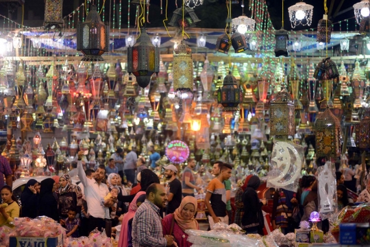 Gemerlap pasar lentera jelang Ramadan di Kairo