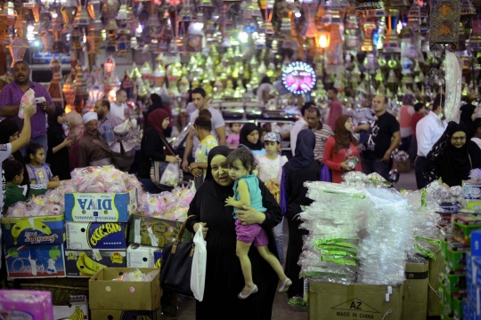 Gemerlap pasar lentera jelang Ramadan di Kairo