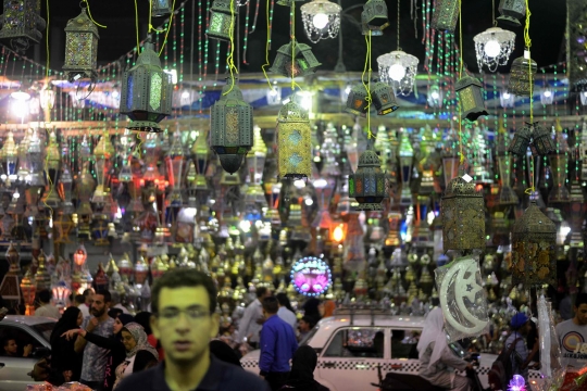 Gemerlap pasar lentera jelang Ramadan di Kairo